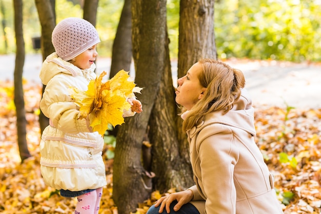 Moeder en dochter in het de herfstpark