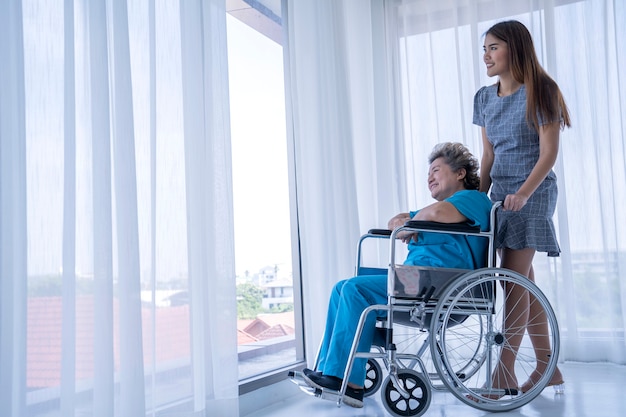 moeder en dochter in het ziekenhuis