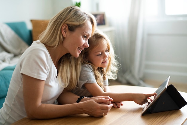 Moeder en dochter kijken naar een tekenfilm op een digitale tablet