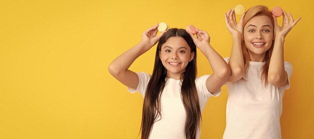 Moeder en dochter kind banner kopie ruimte geïsoleerde achtergrond gelukkig kind en moeder houden frans