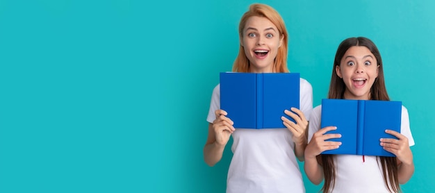 Moeder en dochter kind banner kopie ruimte geïsoleerde achtergrond moeder en dochter houden boeken