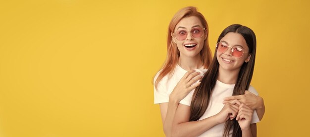 Moeder en dochter kind banner kopieer ruimte geïsoleerd achtergrond kind en moeder omhelzen moeder en dochter in zonnebril