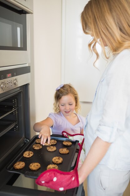 Moeder en dochter koekjes bakken