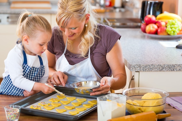 Moeder en dochter koekjes samen bakken