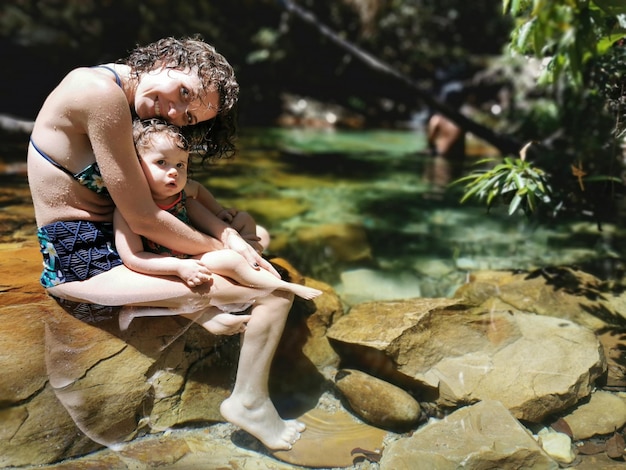 Moeder en dochter koelen af in de zomer bij waterval