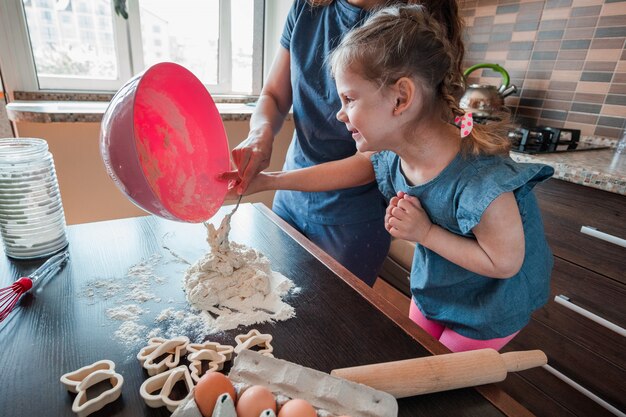 Moeder en dochter koken in de keuken