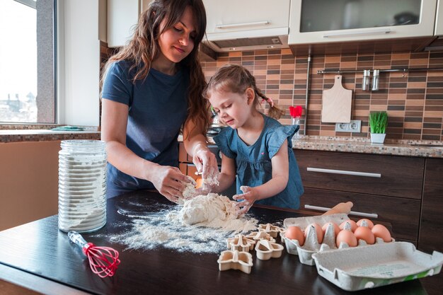 Moeder en dochter koken in de keuken