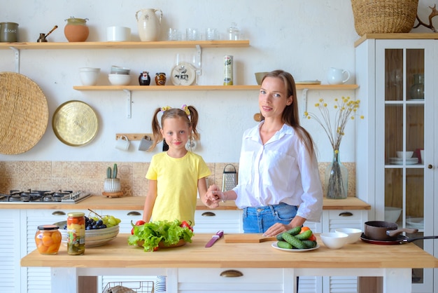 moeder en dochter koken samen gezond eten in de keuken gezond eten en lifestyle concept