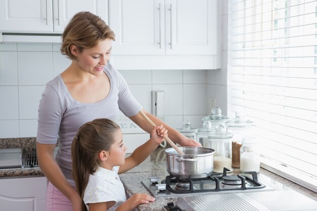 Moeder en dochter koken samen