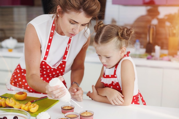 moeder en dochter koken thuis