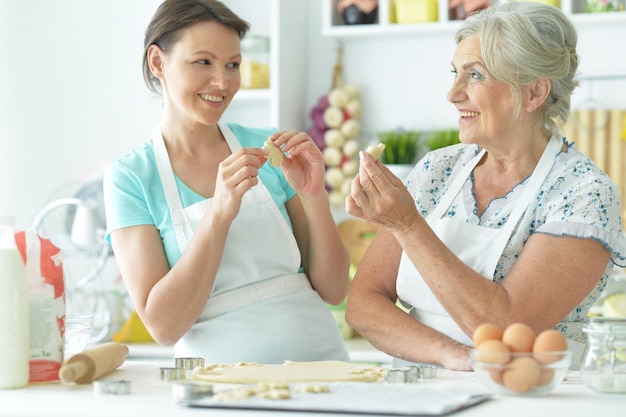 Moeder en dochter koken