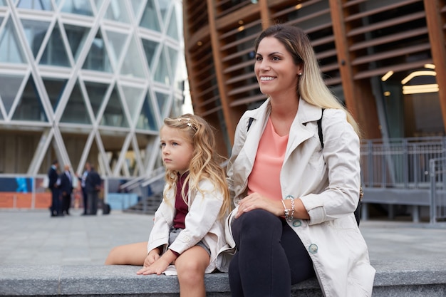 Moeder en dochter lachen oprecht. Familie stylen, echte emoties, goede dag.