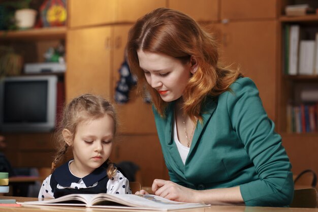 Moeder en dochter lezen boeken