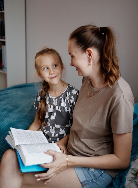 moeder en dochter lezen een boek