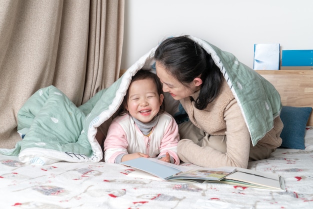 Moeder en dochter lezen in bed