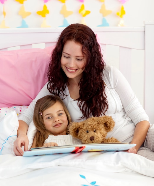 Moeder en dochter lezen in bed