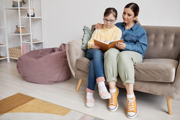 Moeder en dochter lezen thuis boek