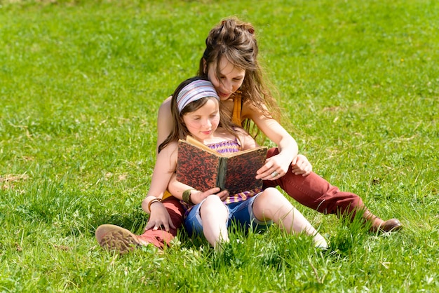 Moeder en dochter lezen van een boek