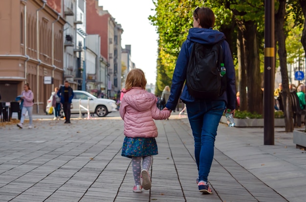 Moeder en dochter lopen door de stad