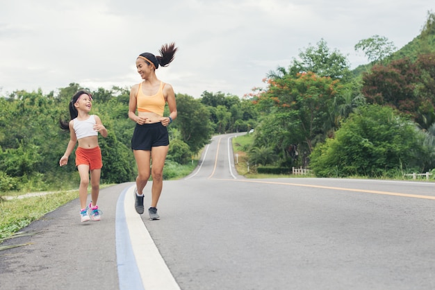 Moeder en dochter lopen joggen buiten