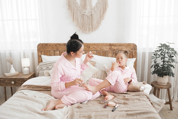 Moeder en dochter make-up samen. kleine dingen van het meisje. vrouwelijke vrijetijdsbesteding.