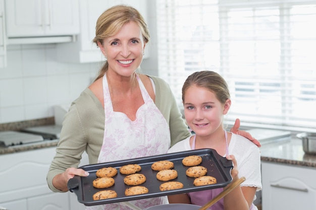 Moeder en dochter maken samen koekjes