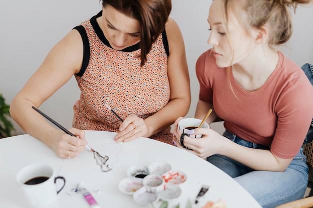 Moeder en dochter maken samen kunst