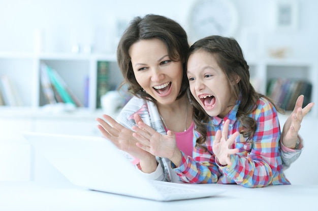 Moeder en dochter met behulp van laptop