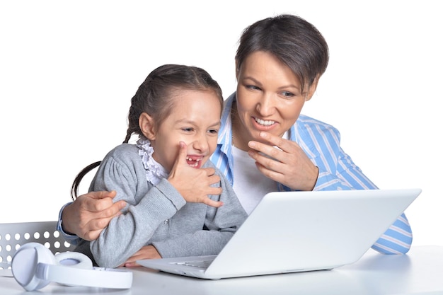 Moeder en dochter met behulp van laptop