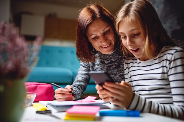 Moeder en dochter met behulp van slimme telefoon