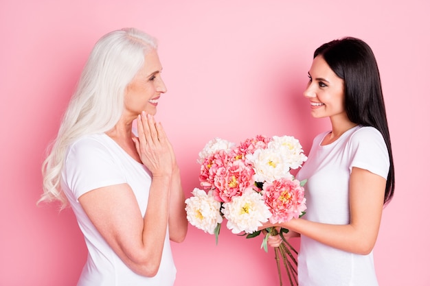 moeder en dochter met bloemen