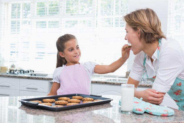 Moeder en dochter met hete verse koekjes