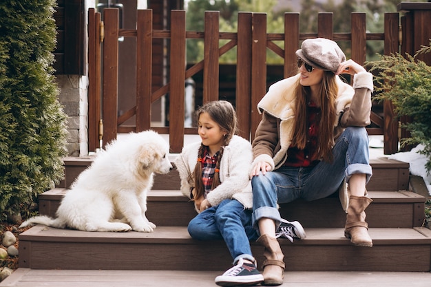 Moeder en dochter met hond buiten