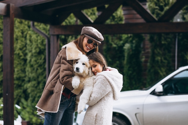 Moeder en dochter met hond buiten