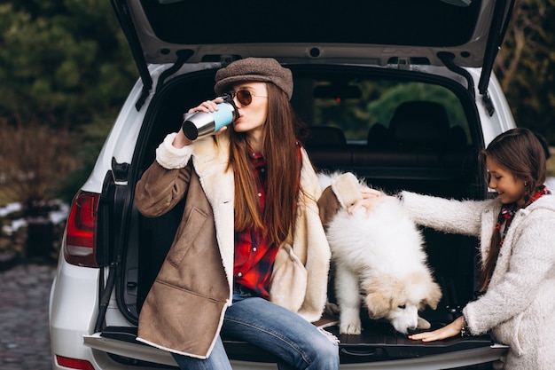 Moeder en dochter met hond