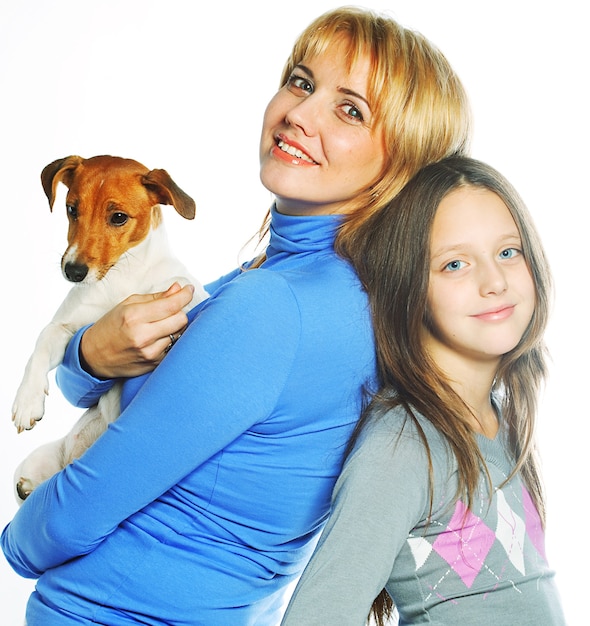 Moeder en dochter met Jack Russell Terrier.