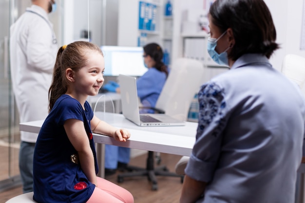 Moeder en dochter op doktersafspraak tijdens coronaviruspandemie