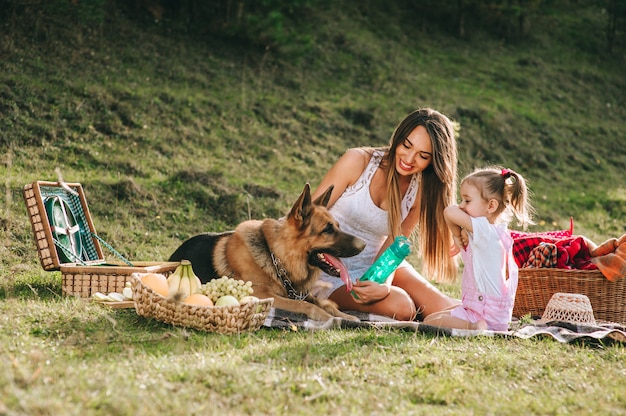 moeder en dochter op een picknick met een hond