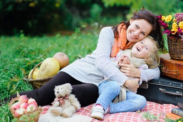 Moeder en dochter op een picknick