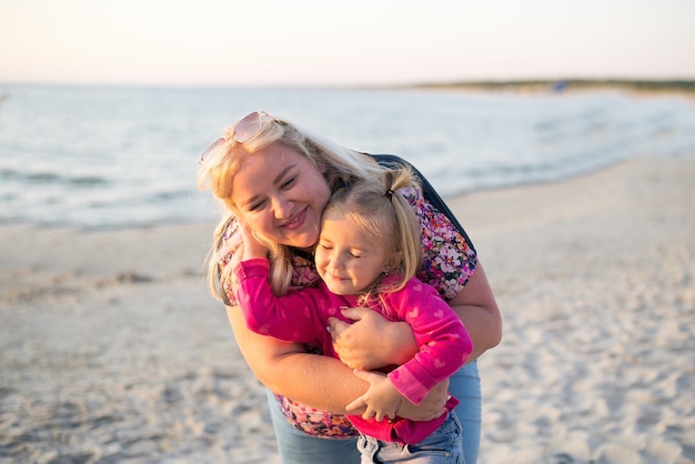 moeder en dochter op het strand