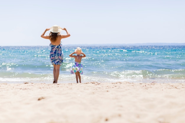 Moeder en dochter op het strand