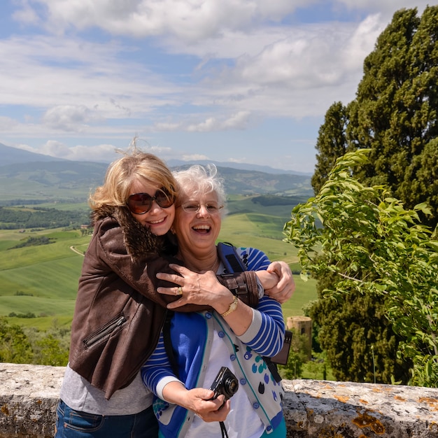 Moeder en dochter op vakantie in pienza italië