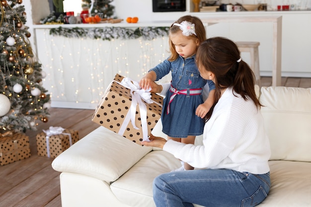 Moeder en dochter openen kerstcadeaus