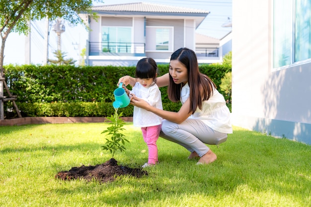 Moeder en dochter planten water geven