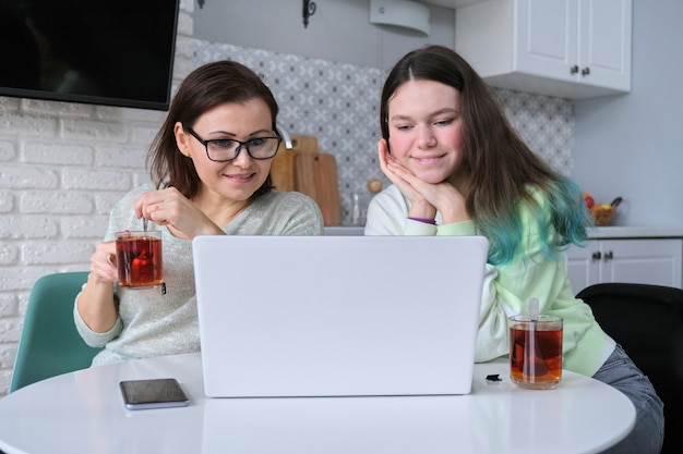 Moeder en dochter praten in de keuken