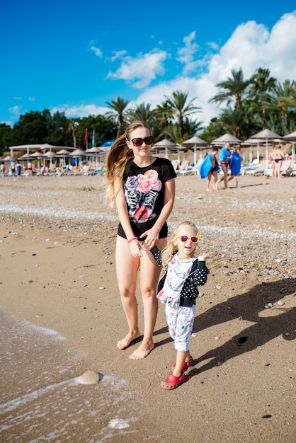 Moeder en dochter rusten op het strand