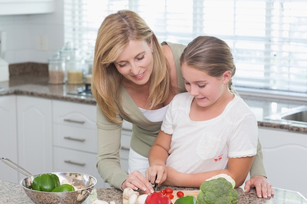 Moeder en dochter salade samen voorbereiden