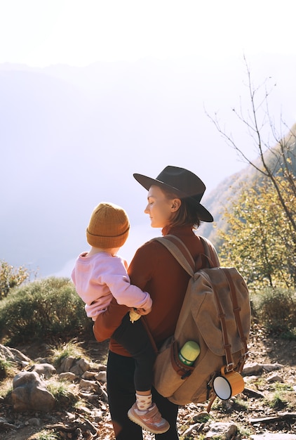 Moeder en dochter samen buitenshuis Mooie gelukkige familie op een wandeling in de natuur