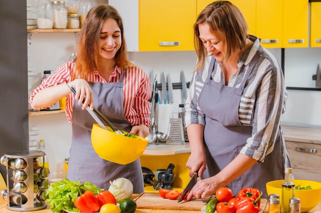 Moeder en dochter samen koken in de keuken