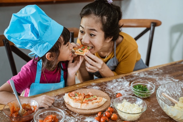 Moeder en dochter samen koken